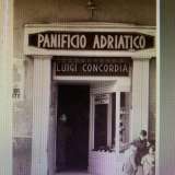 ...oltre a uno scatto del locale durante i primi anni di vita